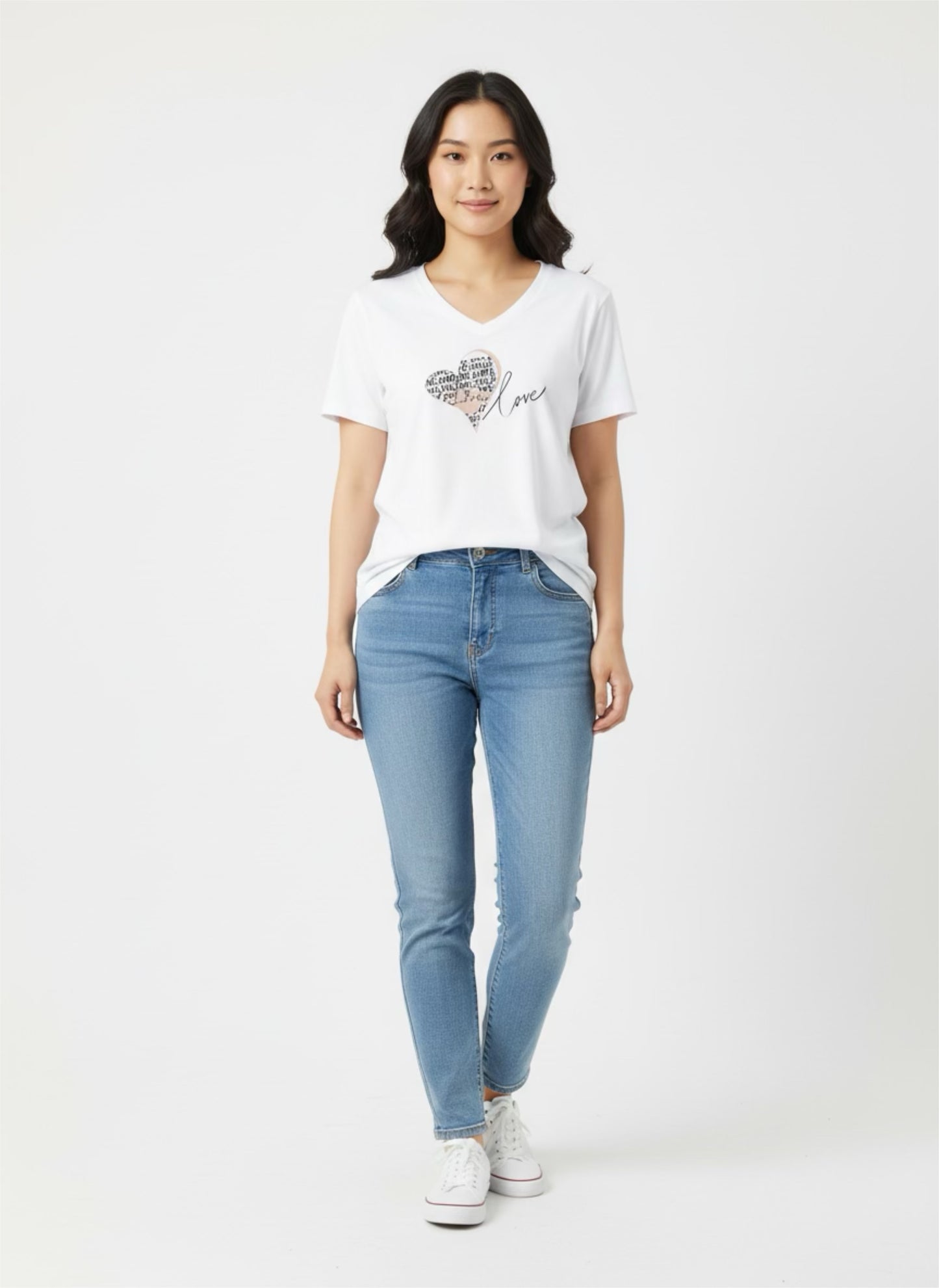 Chandail blanc col en V – Motif cœur “Love”