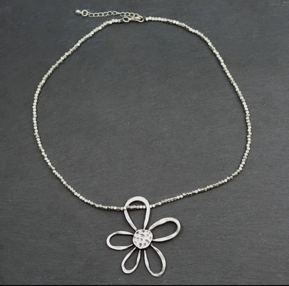 Collier fleur ouvert en plaqué d’argent avec chaîne en perles