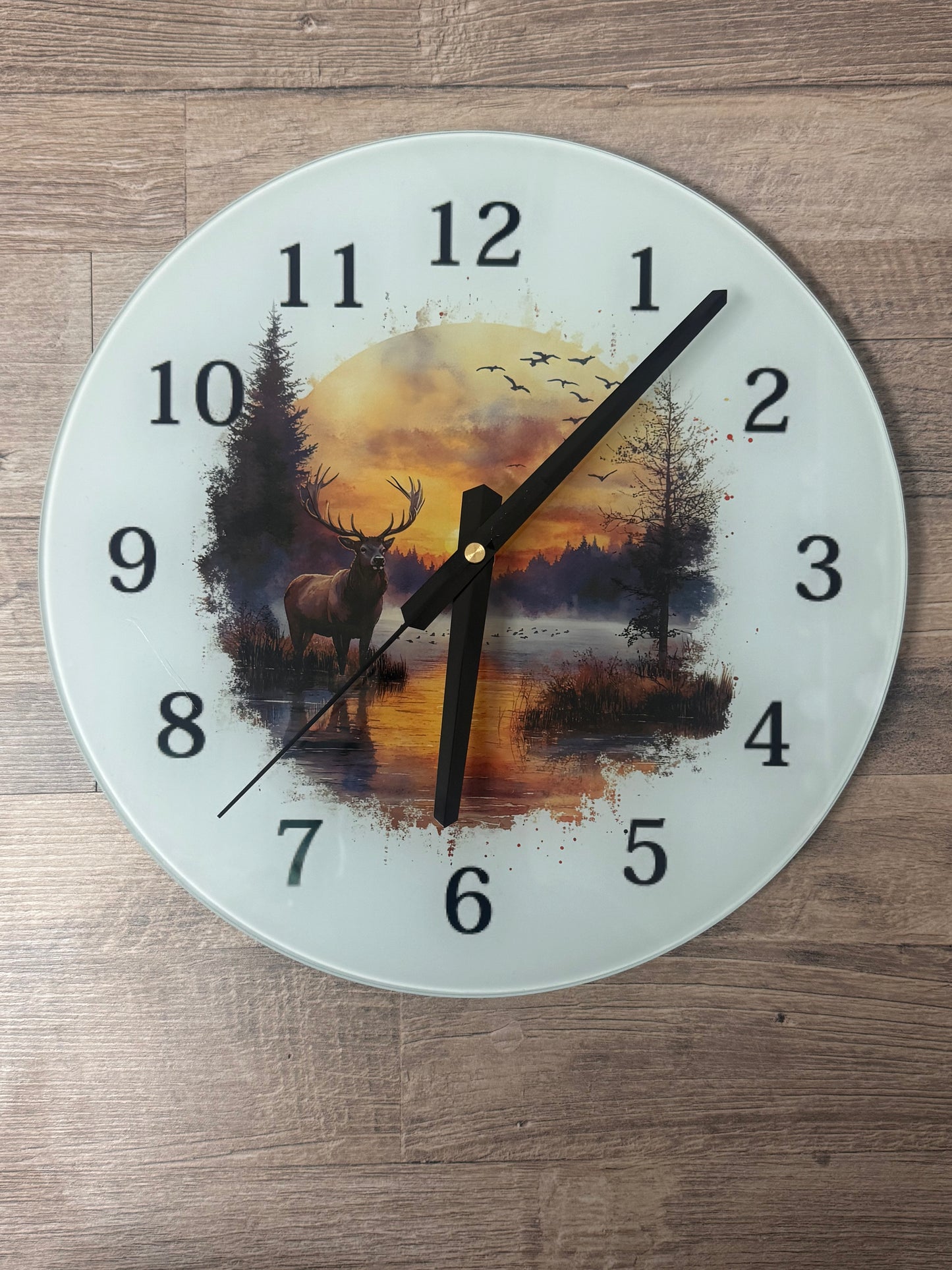 Horloge murale en verre trempé – 11,8” x 11,8” (30 x 30 cm) |Chevreuil au coucher de soleil