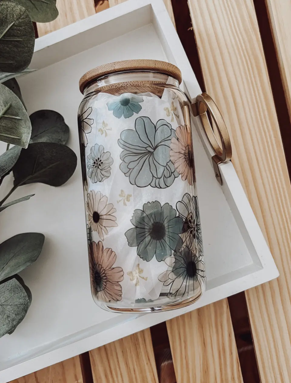Tasse | fleurs bleues rétro 16 oz avec couvert en bambou