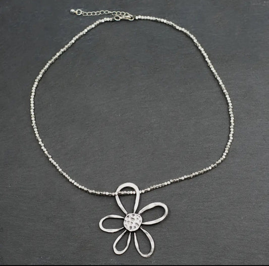 Collier fleur ouvert en plaqué d’argent avec chaîne en perles