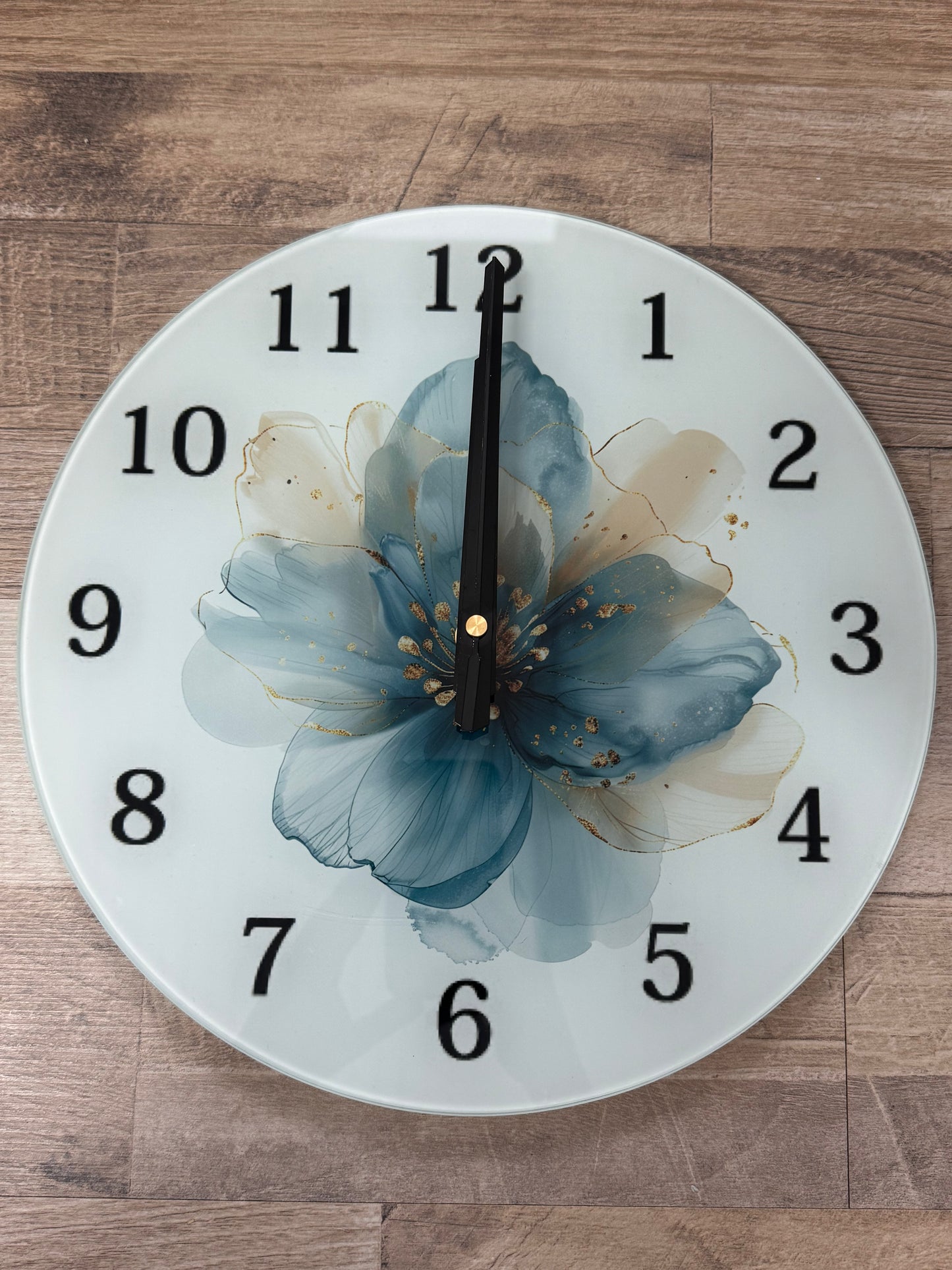 Horloge murale en verre trempé – 11,8” x 11,8” (30 x 30 cm) |Fleur bleue élégante